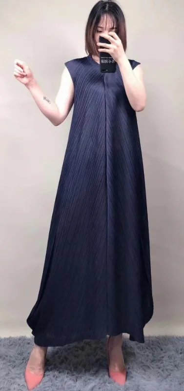 Тёмно-синий Горячая модное Miyake складное однотонное платье без рукавов с рюшами и v-образным вырезом длинное ТРАПЕЦИЕВИДНОЕ ПЛАТЬЕ - Цвет: Тёмно-синий