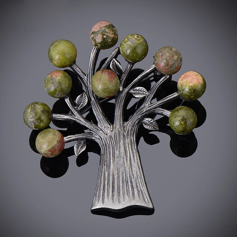 Женская винтажная брошка из натурального камня серебряного цвета со значками |