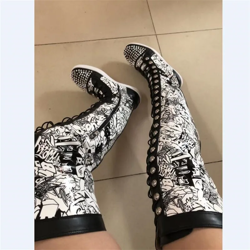 Высокие сапоги до колена с заклепками и принтом; Новинка года; пикантные ботинки на плоской подошве с круглым носком и пряжкой; женские ботинки из натуральной кожи со стразами