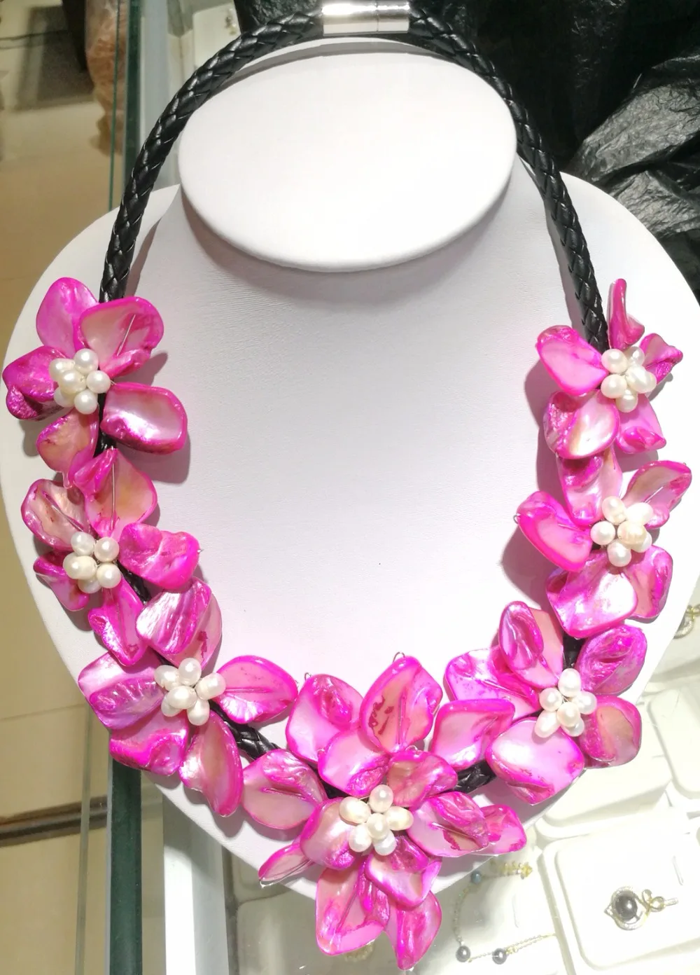 Женский ювелирный изделие "Подвеска из 7 глубокорозовых цветов, белая жемчужина пресноводной бижутерный ожерелье, изготовленное из раковин, черная кожаная веревка 45 см 18 дюймов"