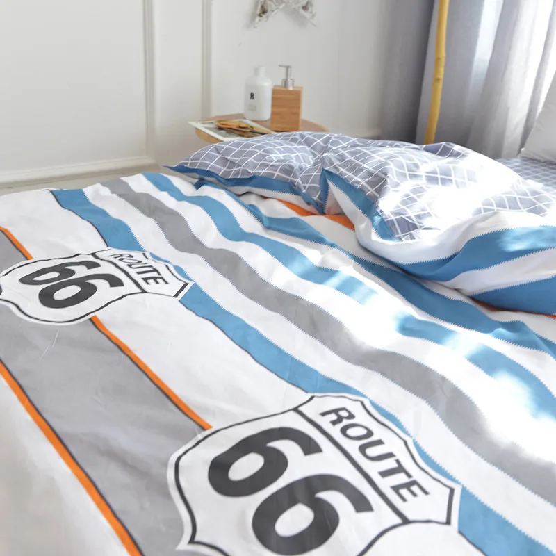 Полосатое одеяло с цифрой 66 узором сзади в клетку голубого и белого цвета детское