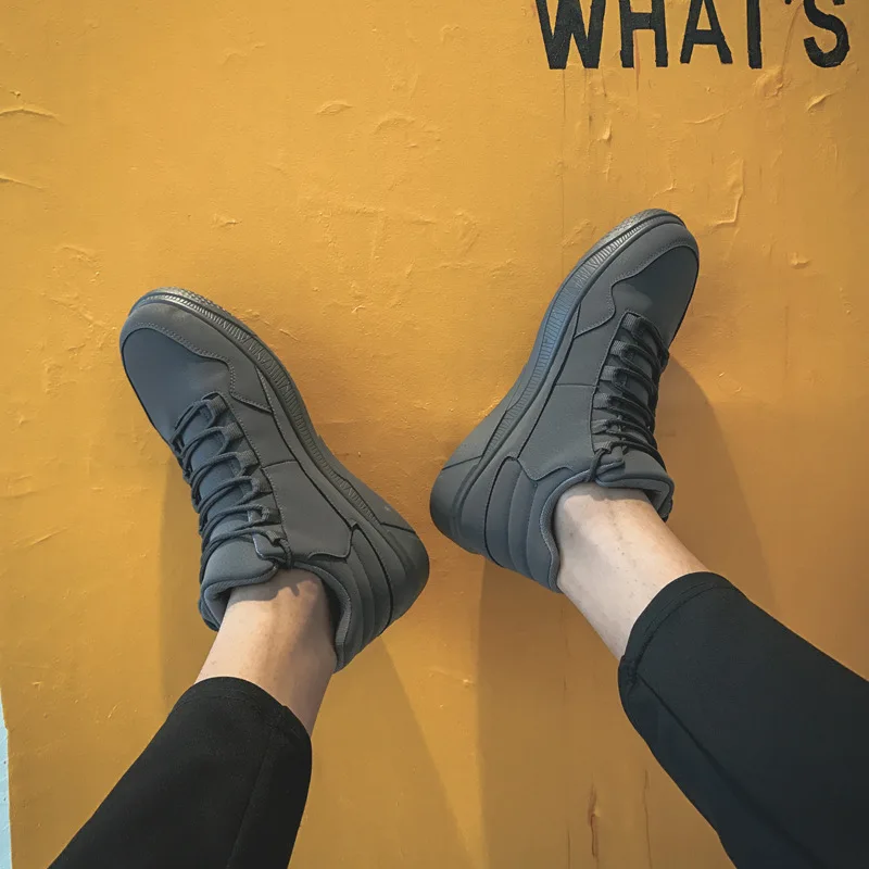 Модная обувь для отдыха на плоской вулканизированной подошве мужчин однотонная