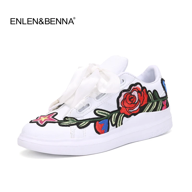 Женские дизайнерские туфли на толстой подошве черные или белые кожаные с