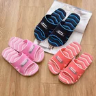 Прямая поставка; женские и мужские тапочки; Новинка; легкие повседневные босоножки в клетку и полоску; летняя мягкая пляжная обувь; модные классические вьетнамки