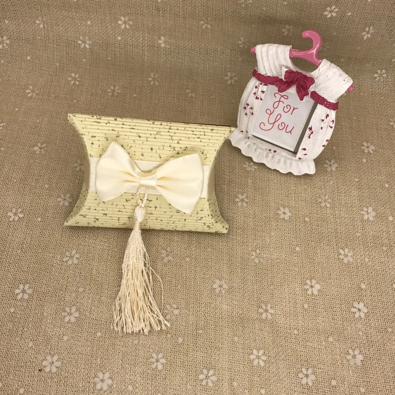 1 шт. бежевые и красные бумажные коробки-подушки для подарков свадебные сувениры