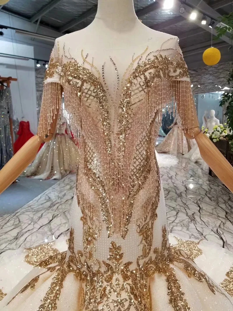 Золотое кружевное платье с круглым вырезом и кисточками короткими рукавами