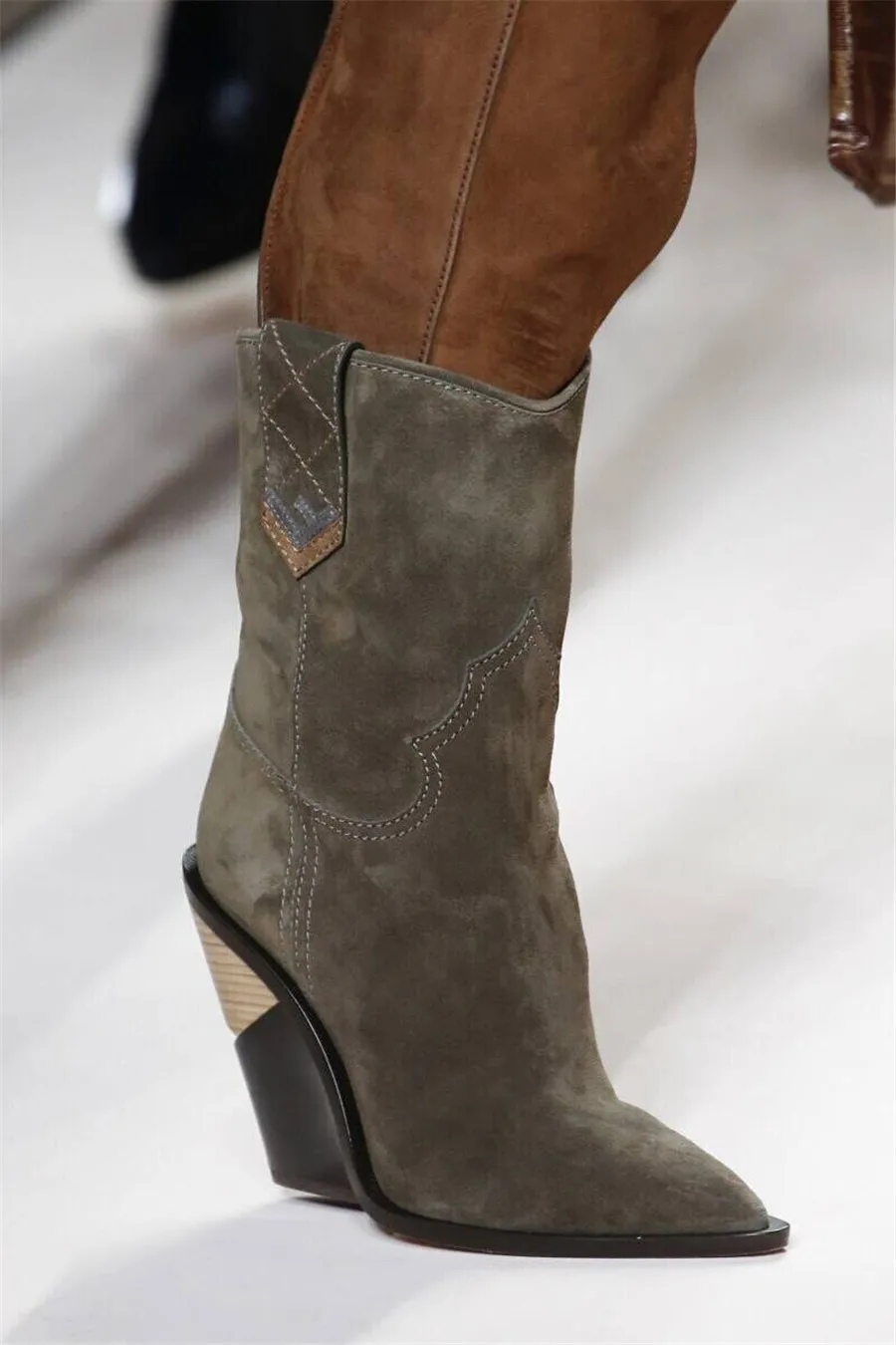 Army green Mcacchi/; ковбойские ботинки для женщин; ковбойские ботинки с острым носком; женские ботинки до середины икры из натуральной кожи; ботинки на массивной танкетке для подиума - Цвет: Army green