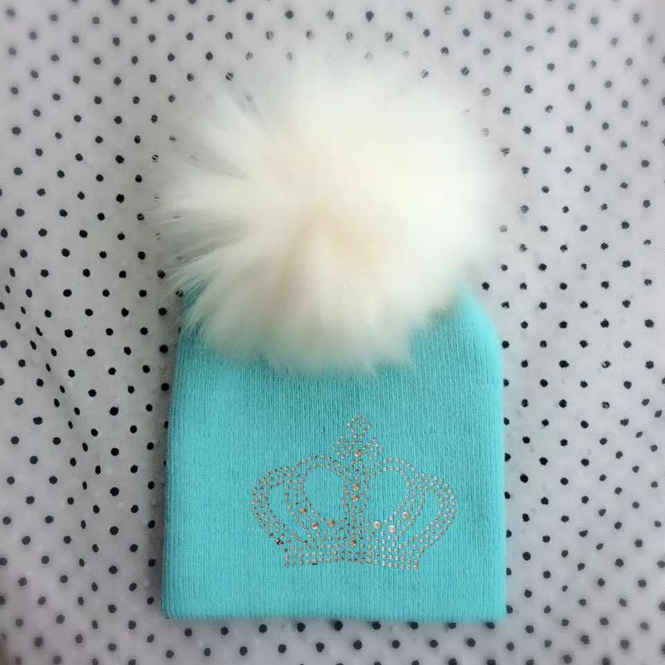 Детская шапка с искусственным мехом енота с вышивкой короны и бриллиантами для маленьких принцесс, детская шапка с помпоном, Шапка-бини skullies для девочек и мальчиков - Цвет: sky blue crown