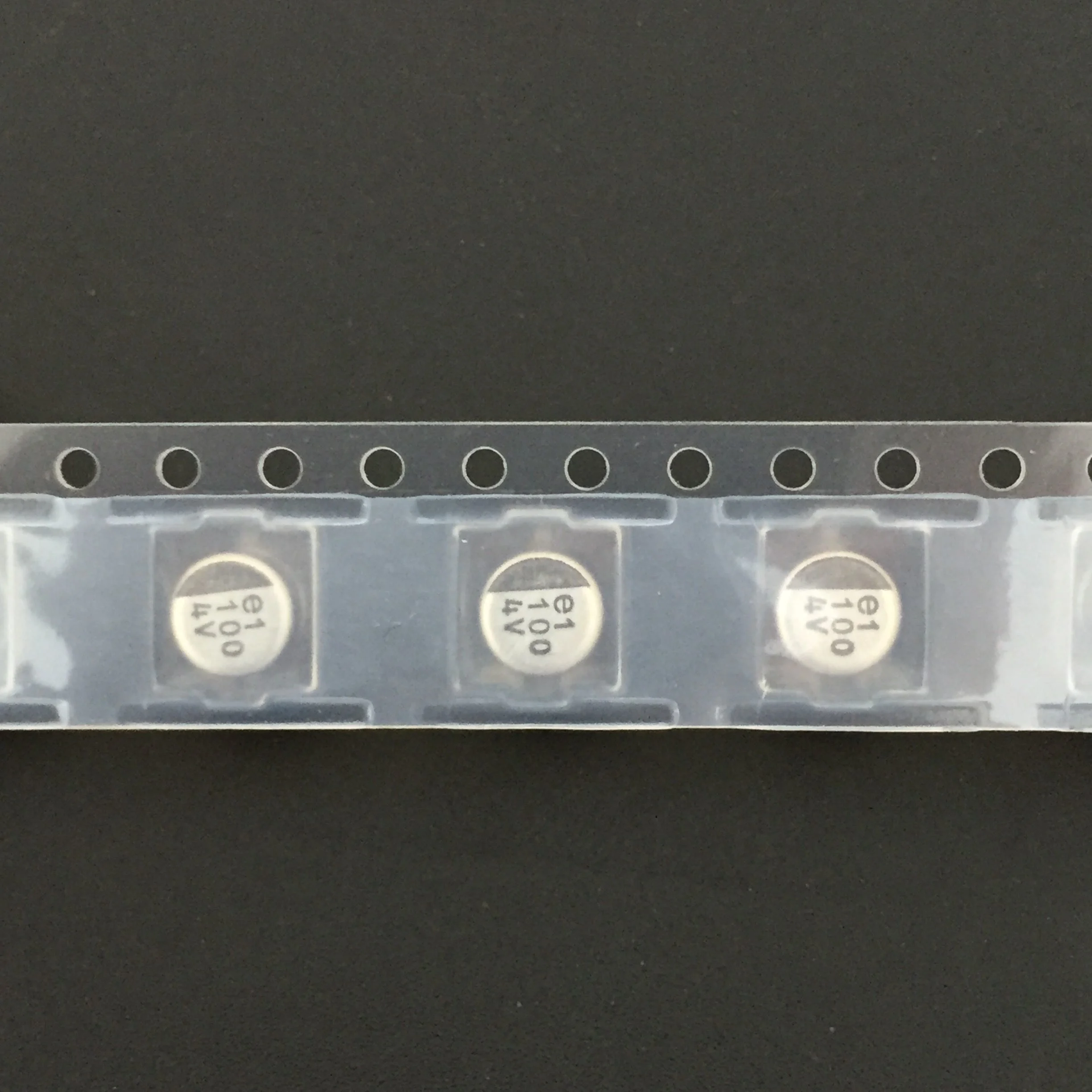 10 шт. 100 мкФ 4V NICHICON WX series 5x5,5 мм 4V100uF Тип чипа SMD Алюминий электролитический конденсатор с алюминиевой крышкой