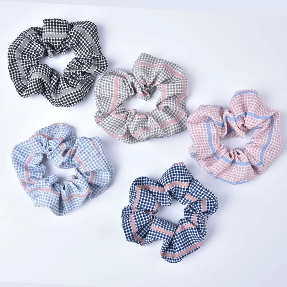 Новинка: резинки для волос со штриховым клетчатым принтом и завязками из шифона для весны и лета.