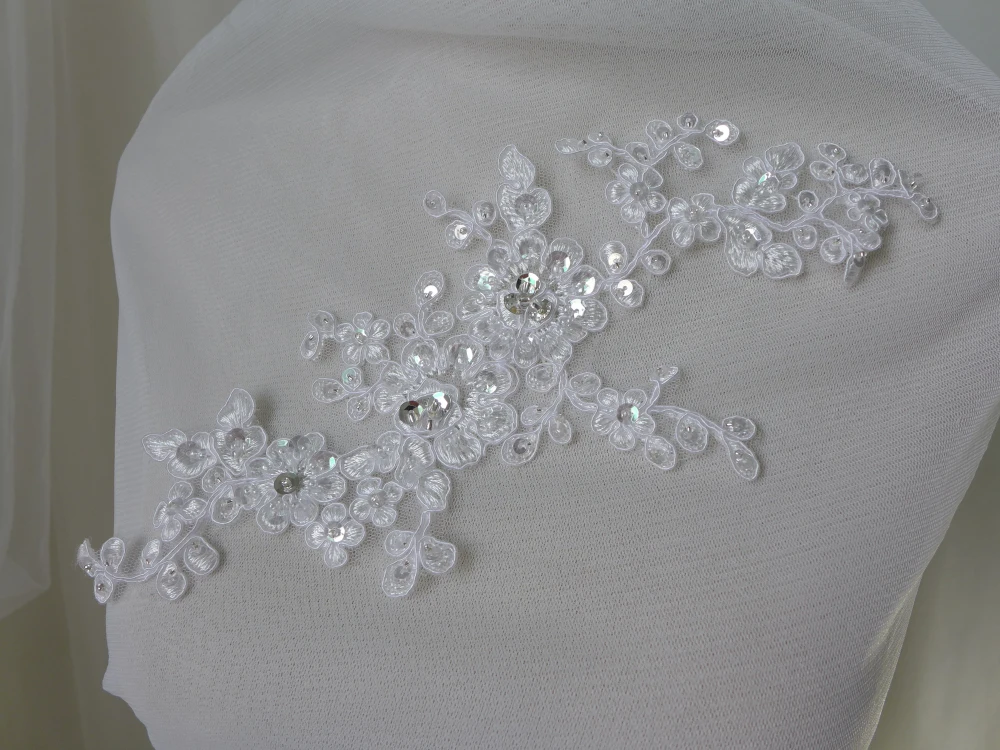 Одна деталь Алансон белого цвета и слоновой кости бисера блестками аппликация