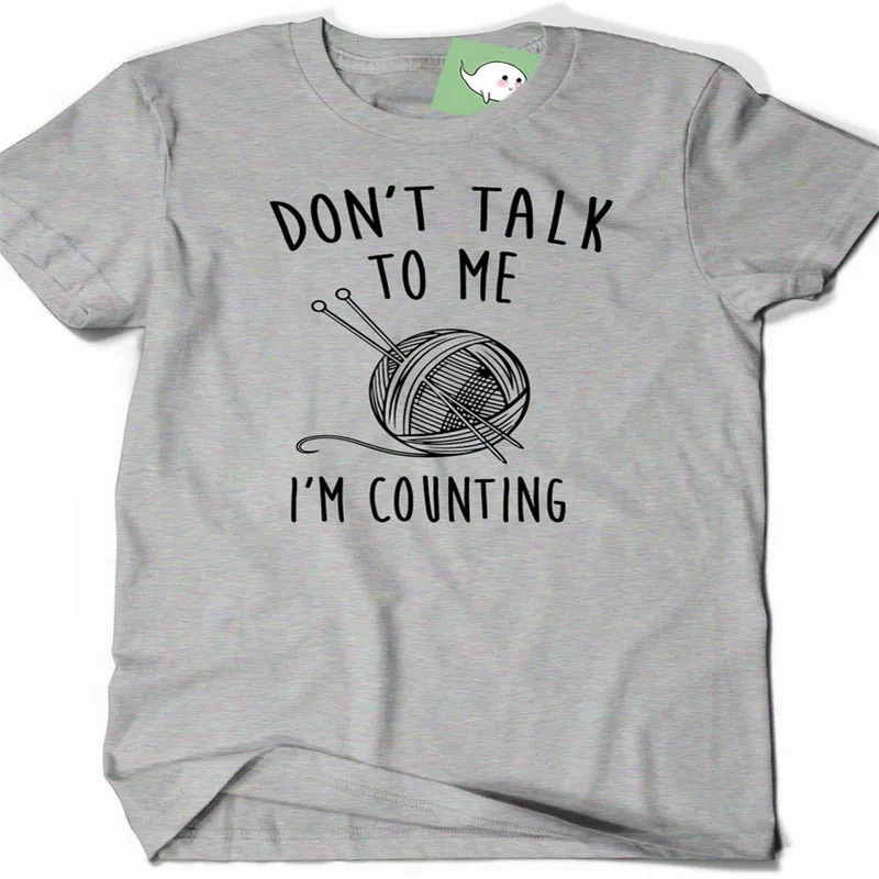 Не болтайте со мной я подсчитываю смешную вязаную крючком футболку мама Женская