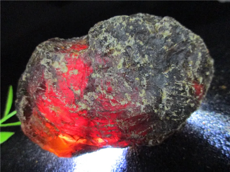 Природные красные янтарные минералы камни перот кристаллы крови образцы камней