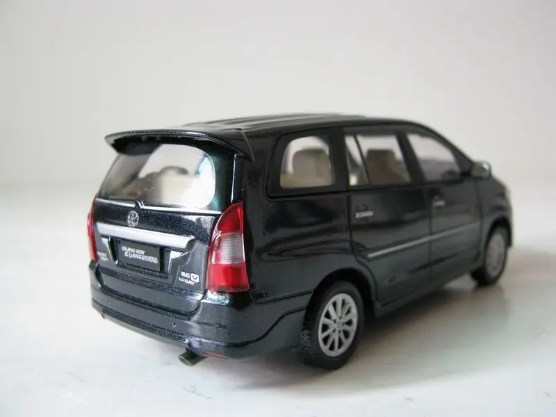 Кио шо OEM 1:43 TOYOTA 2011 Grand Kijang Innova бутик сплава автомобиля игрушечные лошадки для детей Модель оптом