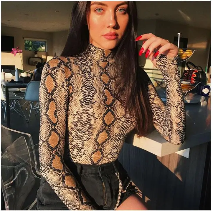 Спортивный костюм с принтом змеиной кожи боди длинным рукавом и высоким воротом