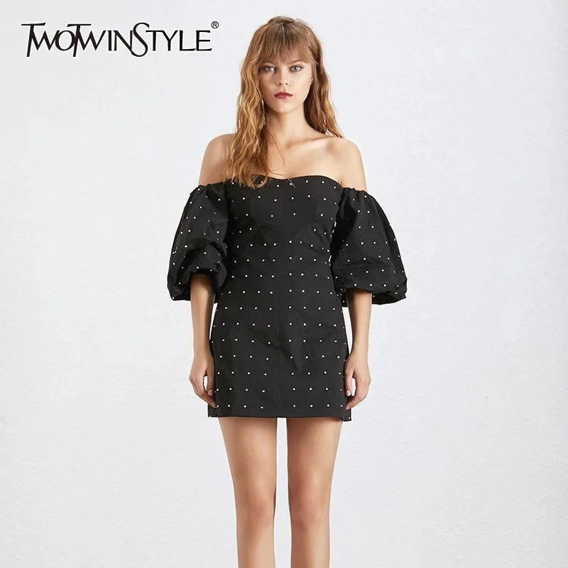 Женское мини платье TWOTWINSTYLE вечернее с вырезом лодочкой открытыми плечами