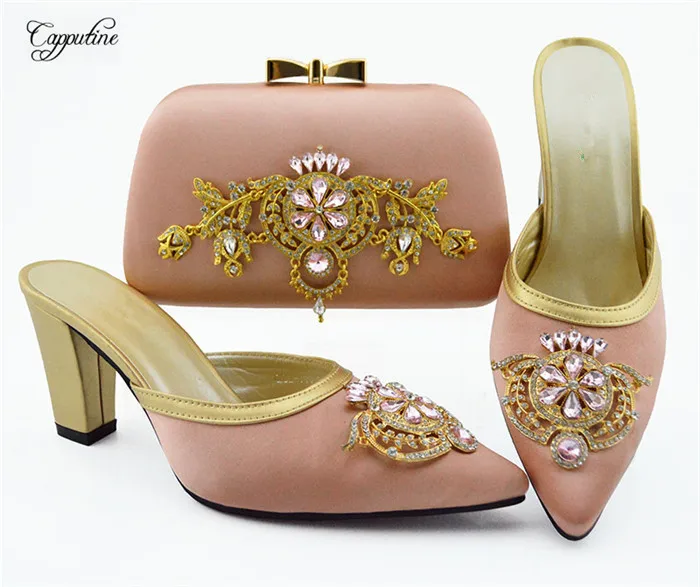 Чудесные зеленые туфли-тапочки с острым носком и искусственными блестящими