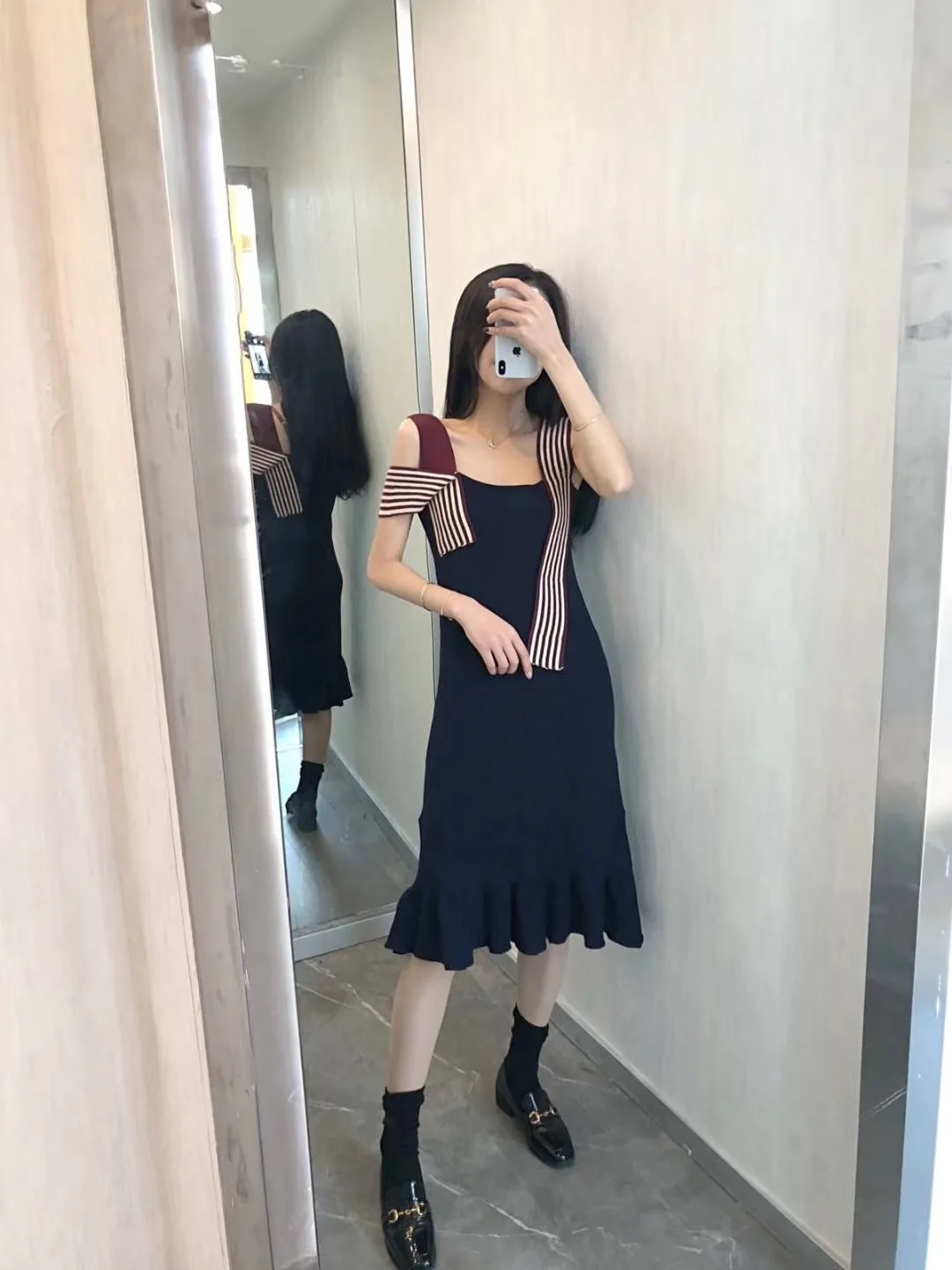 Женское трикотажное платье без рукавов с квадратным воротником облегающее в