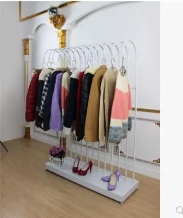 

The clothing store is showing off the shelf of the shelf