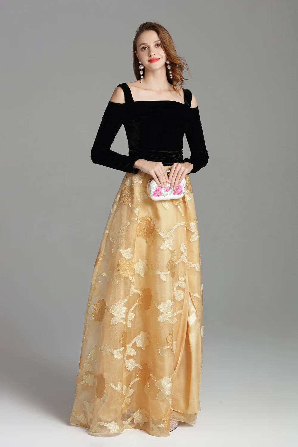 Женские модельные платья на тонких бретельках Осенние бархатные с вышивкой