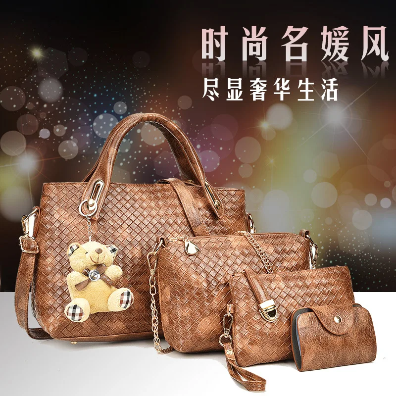 Горячая девушка сумка новая булочка мать медведь коса одного плеча косые руки |