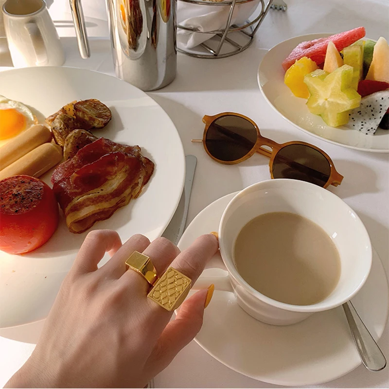 Кольцо GHIDBK с широкой текстурой золотого цвета имитирующее не сужающееся книзу