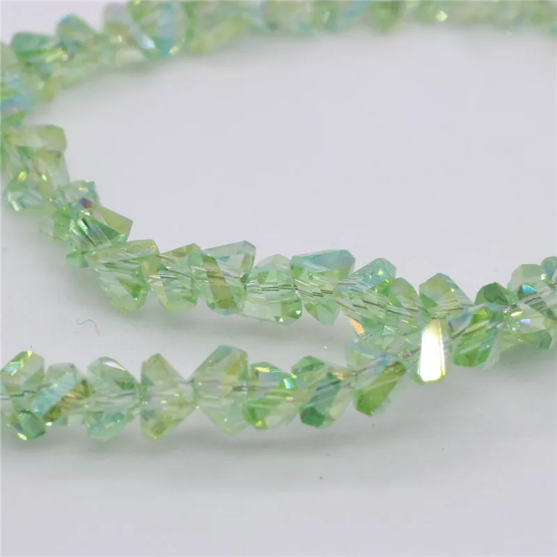 Цветные стеклянные бусины 4 мм однотонные треугольные с прозрачными вставками