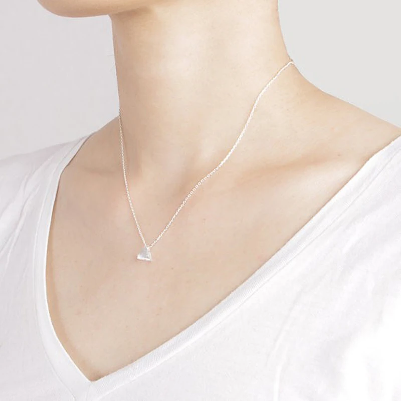 Модное колье с кулонами треугольной формы трехмерной аппликацией в виде