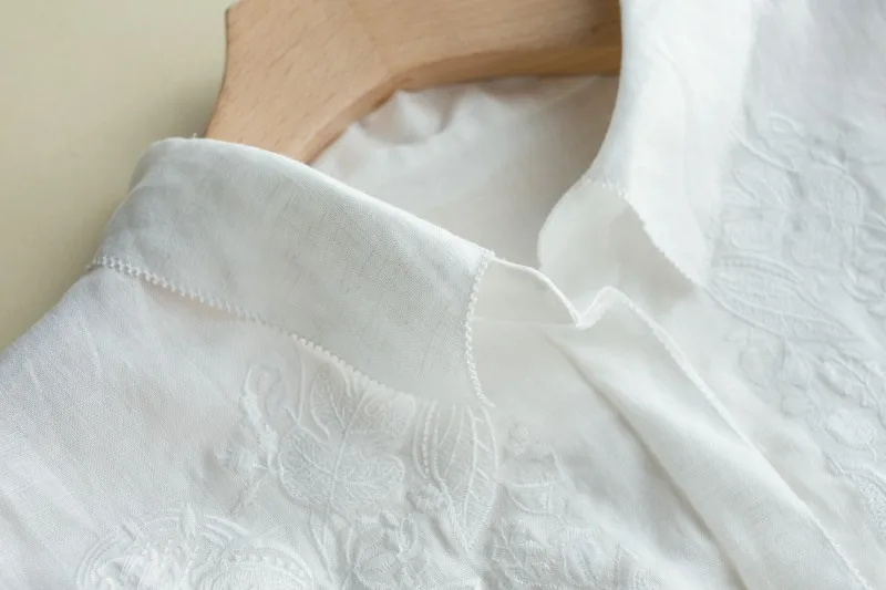 Women exquisite embroidery batwing linen loose shirt 2017 summer |