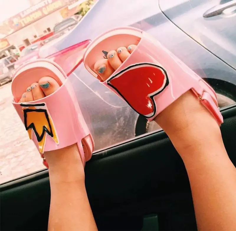 Детская обувь Mini Melissa сандалии с короной и красным сердечком непромокаемая