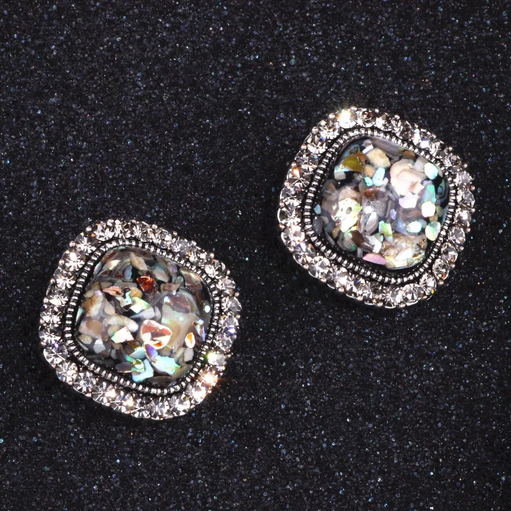 Женские классические серьги гвоздики черного цвета с квадратными стразами