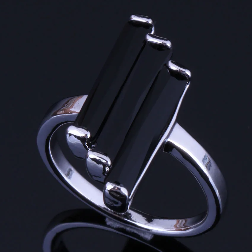 Элегантное прямоугольное кольцо с черным кубическим цирконием и посеребренным