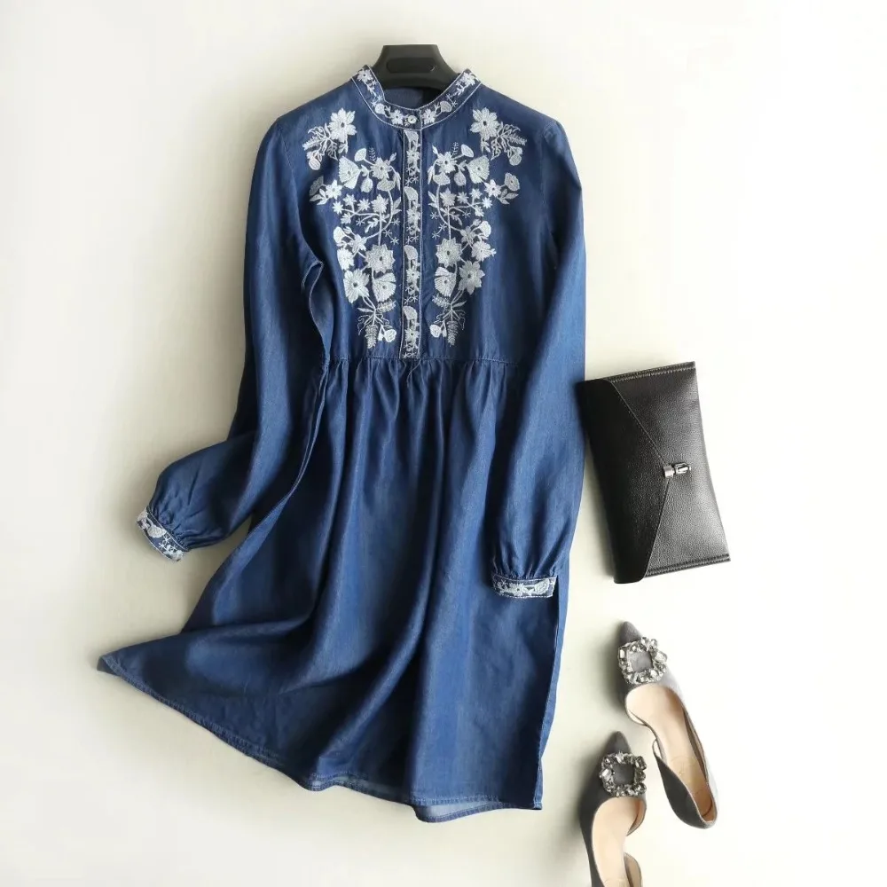 Женское джинсовое платье-рубашка с цветочной вышивкой и воротником-стойкой |