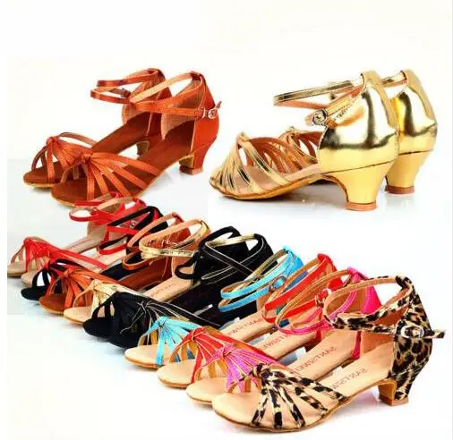 Новинка 2017 года женские босоножки на низком каблуке из сатина и кожзаменителя с