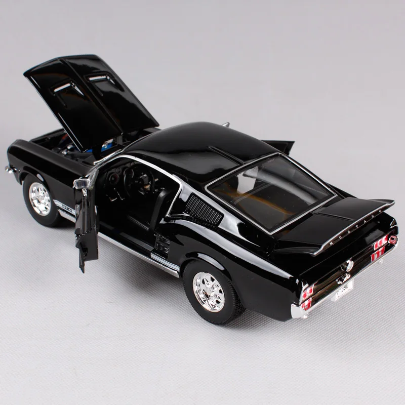Модель автомобиля Maisto 1:18 1967 Ford Mustang GTA Fastback черный зеленый металлический литьевой автомобиль размером 260*100*75 мм в стиле роскошной винтажной моторной формы, артикул 31166.
