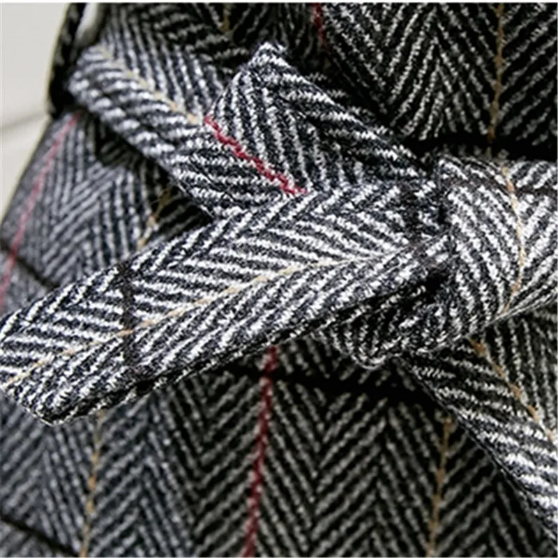 Женское пальто с круглым вырезом и тонким поясом в клетку длинное широкими