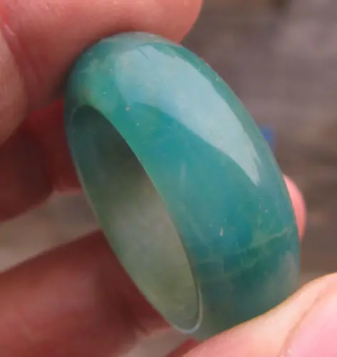 Кольцо ручной работы из натурального зеленого цвета в античном стиле бесплатная