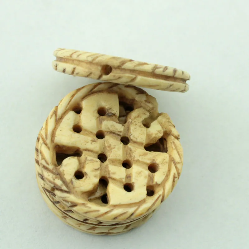 

30mm Bovine Bone slices Hand-carved dice beads Pendant for Necklace and Bracelet 4pcs/lot