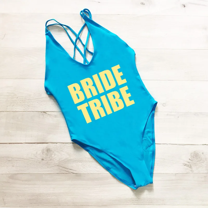 Слитный купальник с перекрестной спинкой надпись Bride Tribe буквенным принтом плюс