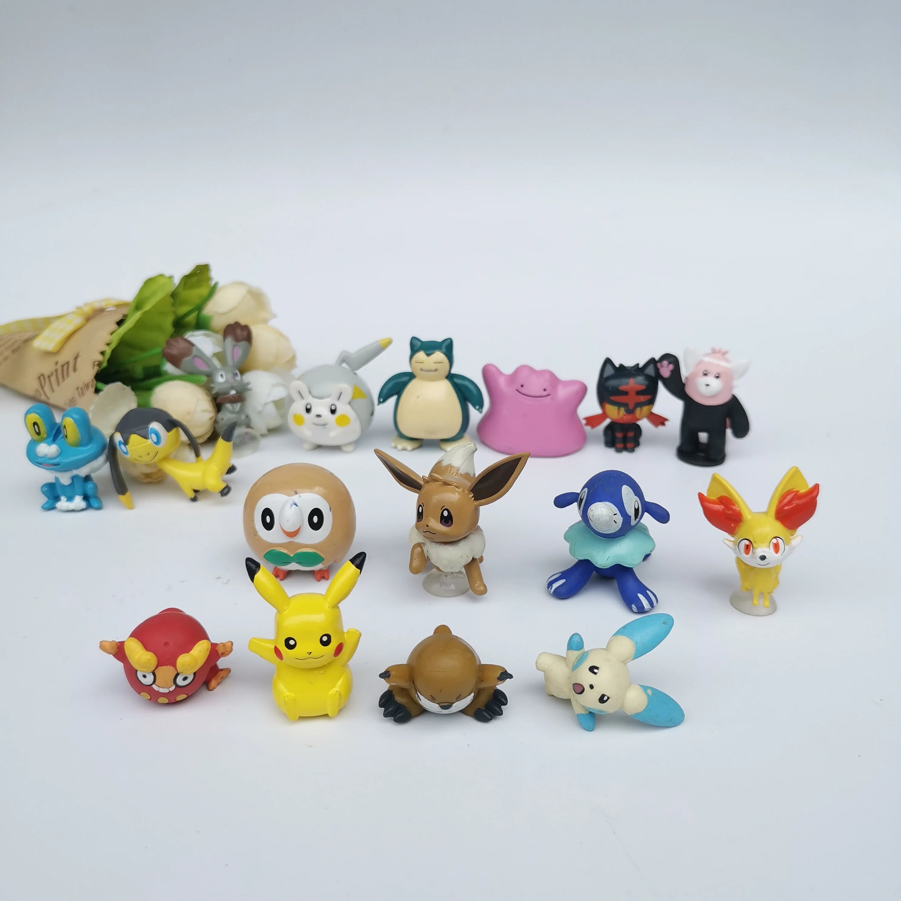 

new arrival 100pcs/bag original pvc solid material small pokmon anime 2-4cm random mixed