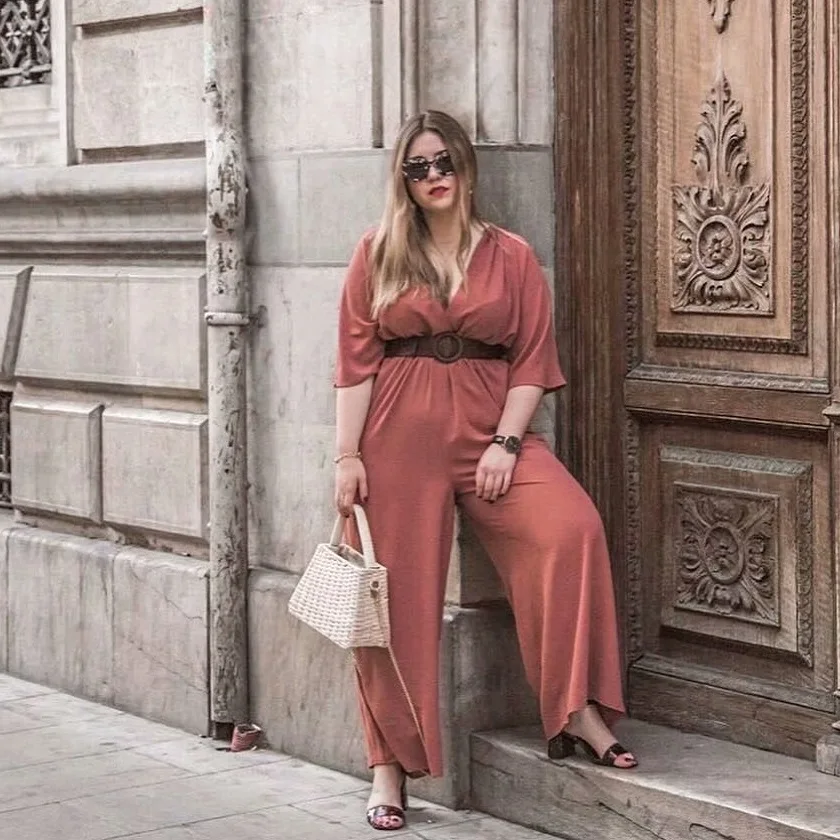 Женский комбинезон оверсайз свободный с треугольным вырезом розовый красный