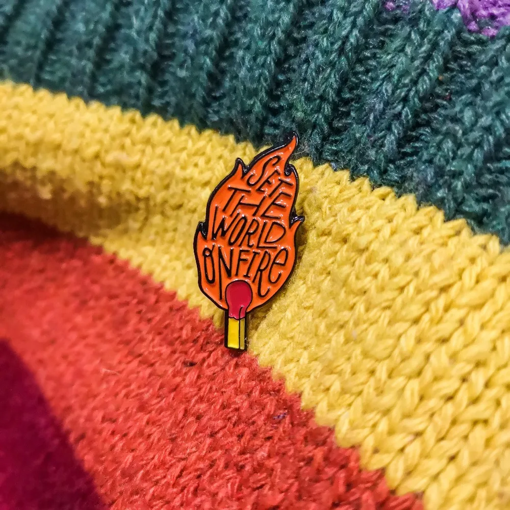 

SET THE WORLD ON FIRE Matches Pin Inspirational Graduation Gift Hard Enamel Pin Brooches for Jeans Backpack Drop Shipping