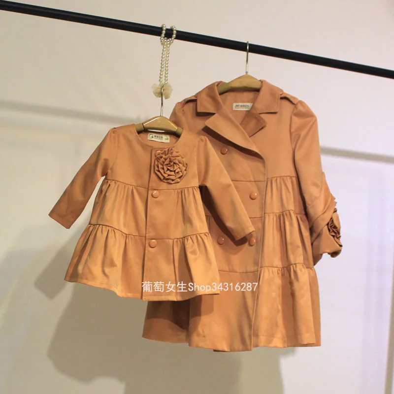 Одинаковые комплекты для семьи пальто мамы и дочки платье коллекция 2017 года