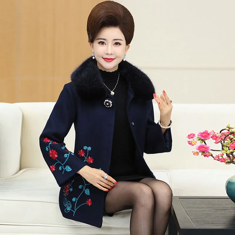 Среднего возраста матери загружается с новая зимняя шерсть воротник вышитые