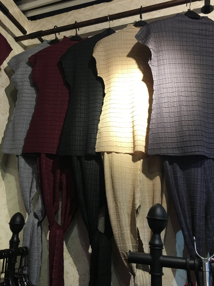 Issey Miyake двойной косу давление костюм для досуга сложить короткий рукав футболки+ девять очков Штaны-клёш комплект из двух предметов