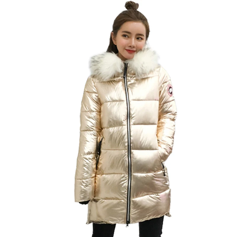 Женский пуховик с меховым воротником серебристого цвета средней длины теплый