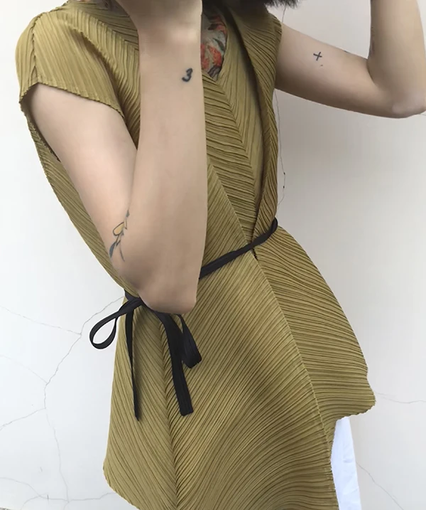 Дизайнерские плиссированные майки MIYAKE;