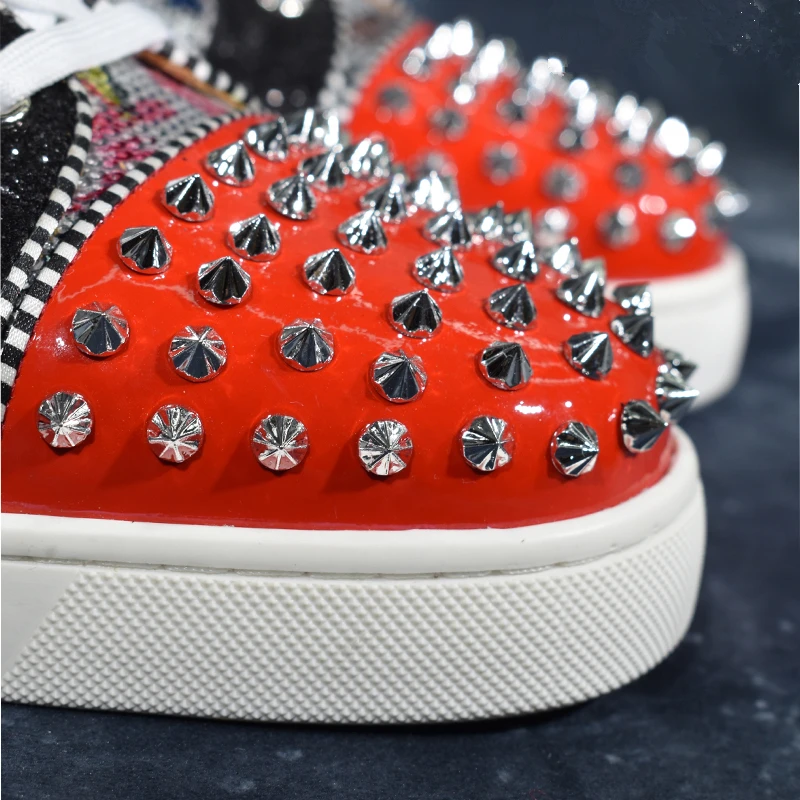 Мужские кроссовки со змеиным принтом повседневная обувь на платформе с шипами