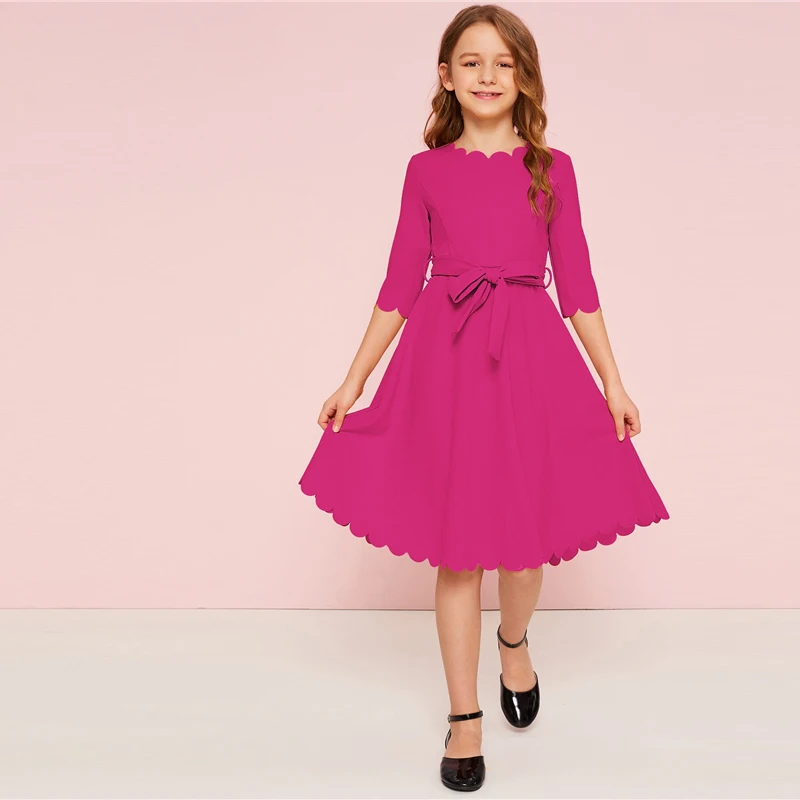 SHEIN Kiddie/однотонное праздничное платье с зубчатым подолом для девочек с поясом, г., летние детские платья с высокой талией, милое ТРАПЕЦИЕВИДНОЕ расклешенное платье до колена