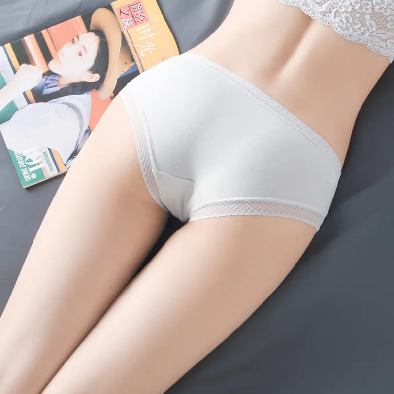 Симпатичные женские дышащие кружевные трусики на пуговицах однотонные с низкой